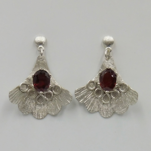 Click to view detail for DKC-2045 Earrings, Silver Fan with Garnets $96